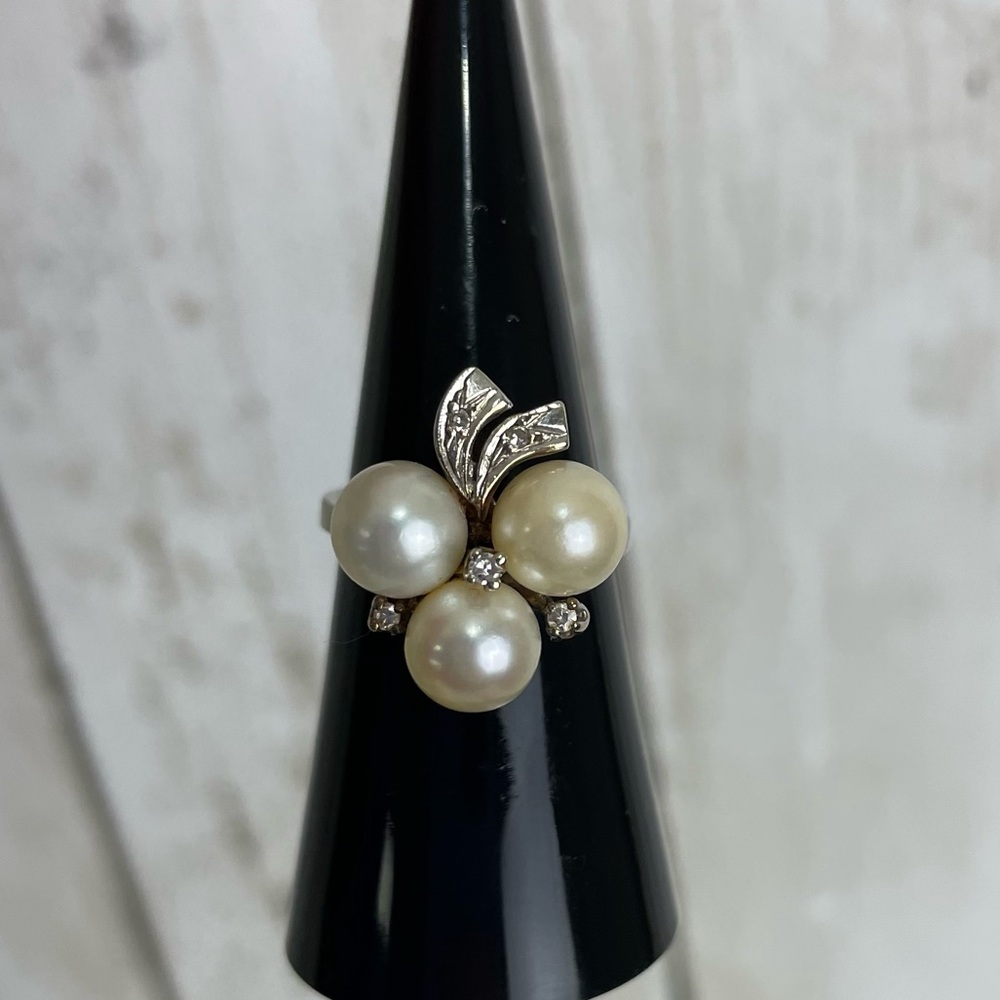 Elegant 18k White Gold 3 Pearls & Diamond Ring Sz 6.25